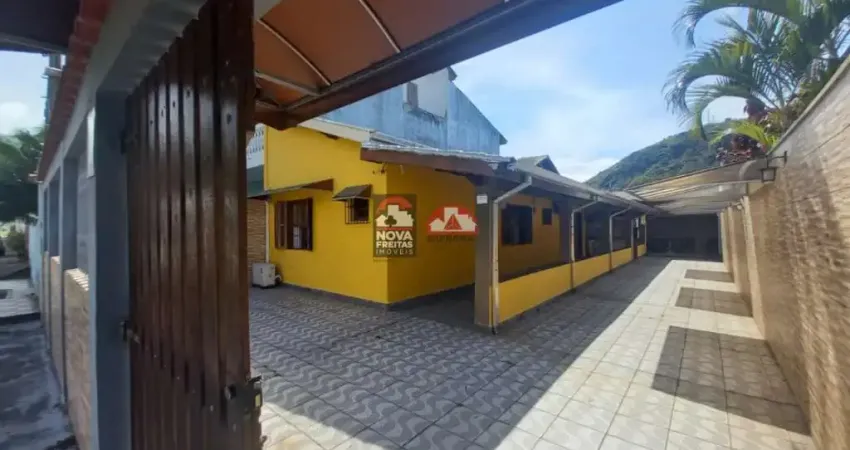 Casa à Venda em Caraguatatuba - Bairro Sumaré - Porteira Fechada