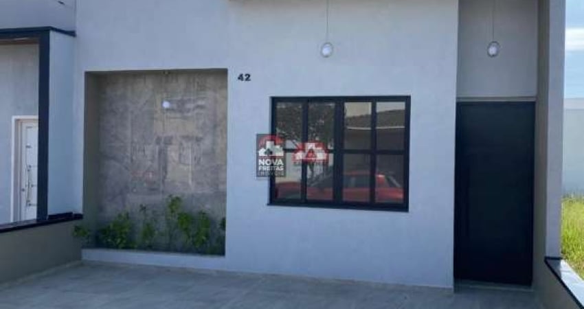 Casa em Condomínio Fechado com 3 Dormitórios e Piscina!