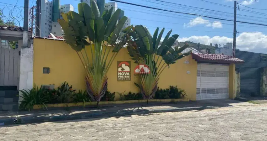Você está em busca de um lar espaçoso e bem localizado? Esta casa é perfeita para você!