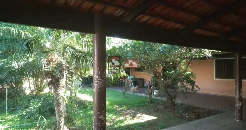 Vende-se casa no Indaiá, com quintal grande e vaga coberta para três carros!