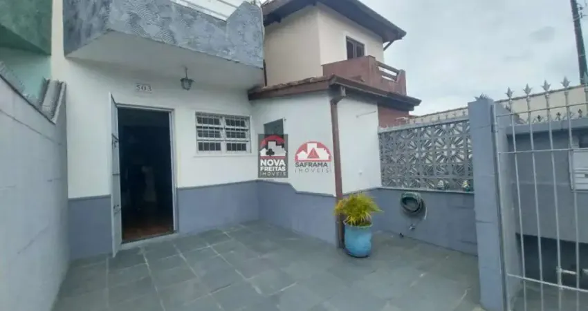 SOBRADO EM CONDOMÍNIO BAIRRO ARUAN COM 2 DORMITÓRIOS, 2 WCs E ESPAÇO PRIVATIVO