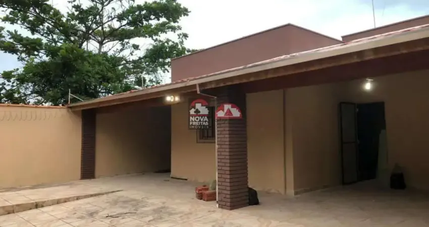 EXCELENTE CASA TÉRREA  3 Dorms, há  poucos metros da praia