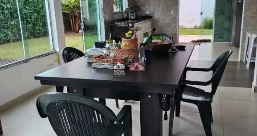 Excelente Sobrado a apenas 100 metros da melhor e mais bonita praia de Caraguatatuba!