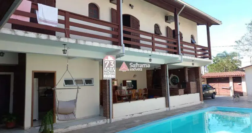 Excelente oportunidade! Casa a 50 metros da praia Martim de Sá, com 04 suítes, piscina e vaga para até 10 carros.
