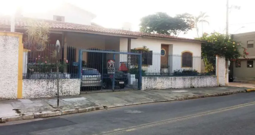 Oportunidade na região central ? terreno amplo com 270m² de área construída!