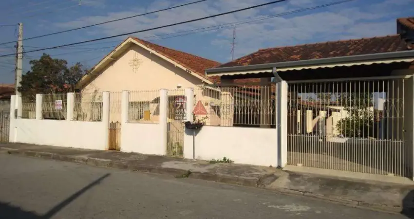 Casa antiga bem conservada com 4 dormitórios e 3 vagas de garagem