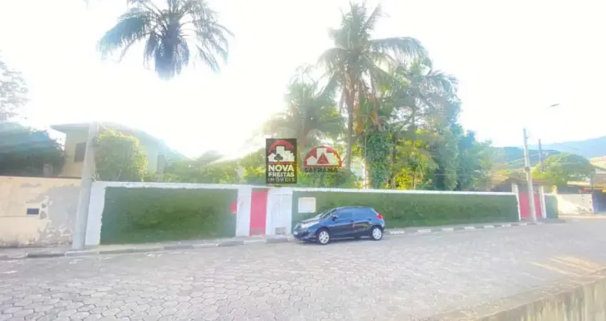 Casa com piscina e área de terreno de 1050m² - próximo ao centro e à praia em caraguatatuba