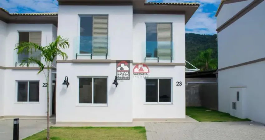 Casa a venda na Praia das Cigarras em São Sebastião, localizada em condomínio fechado pé na areia.