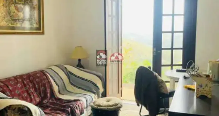 Casa em fase final de acabamento com vista espetacular para o vale