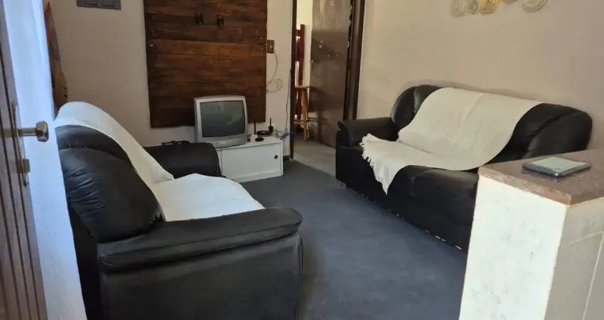 Casa térrea com 2 dormitórios sendo 1 suíte e sala ampla mongaguá/sp