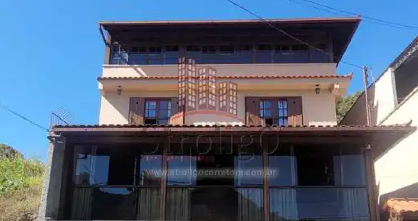 C524 Prédio com 3 casas Vila Amélia, Nova Friburgo-RJ