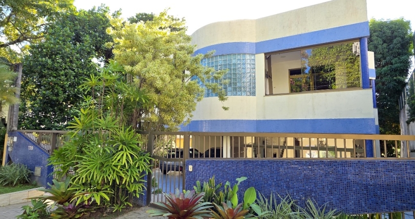 Casa à Venda – Condomínio QUINTAS DO CANDEAL - HORTO FLORESTAL | 583m² Construídos | 636m² de Terreno | 4 Suítes + Gabinete + Espaço Multiuso no Subsolo com Piscina e área pra eventos | Nascente