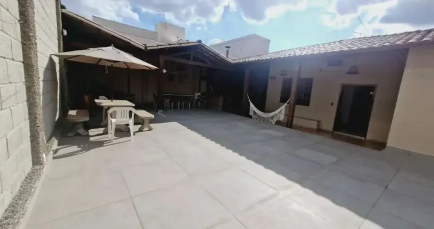 Casa para Venda em Belo Horizonte, Castelo, 3 dormitórios, 1 suíte, 2 banheiros, 4 vagas