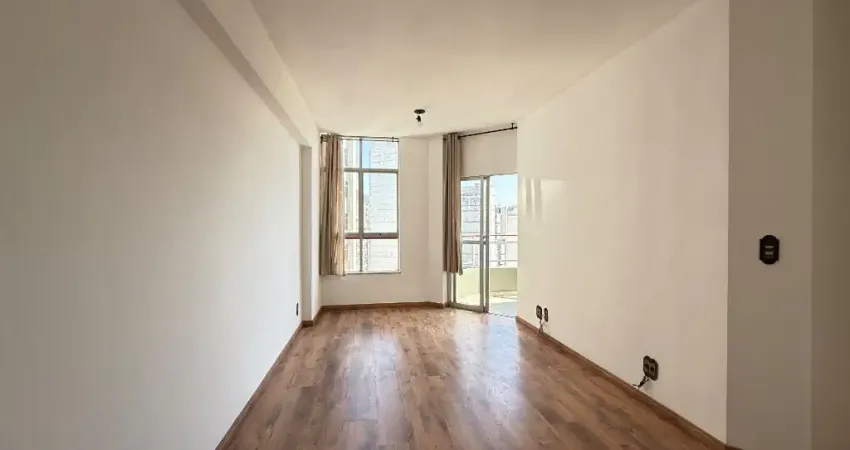 Apartamento com 1 quarto e 1 vaga de garagem em plena Av. Itamar Franco, espera por você!