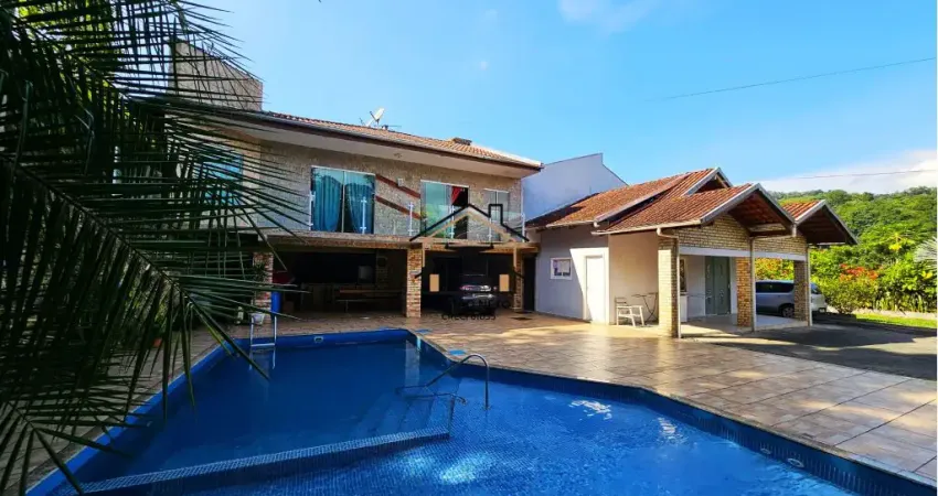 Casa para sua família com 5 dormitórios, área de festas e piscina.
