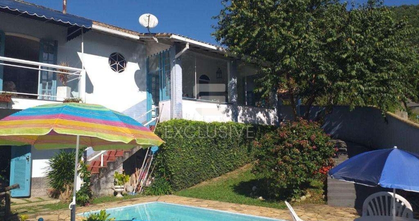Casa com 3 dormitórios à venda, 250 m² por R$ 940.000,00 - Cascatinha - Nova Friburgo/RJ