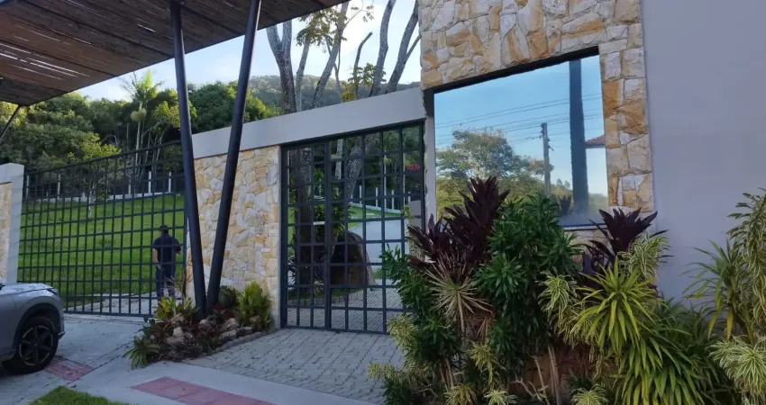 Linda casa em condomínio com somente 9 terrenos na praia de taquaras