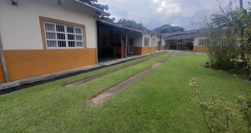 Casa mobiliada à Venda em Condomínio Fechado - Martin de Sá, Caraguatatuba