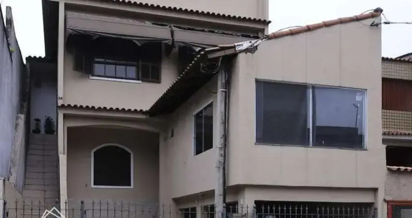 Casa para Venda em Volta Redonda / RJ no bairro Aterrado