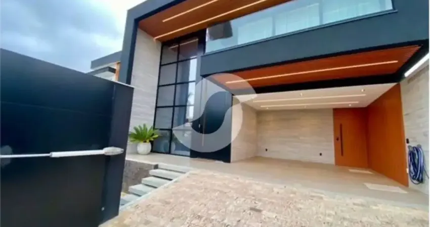 Casa moderna, sofisticada e a poucos metros da praia.