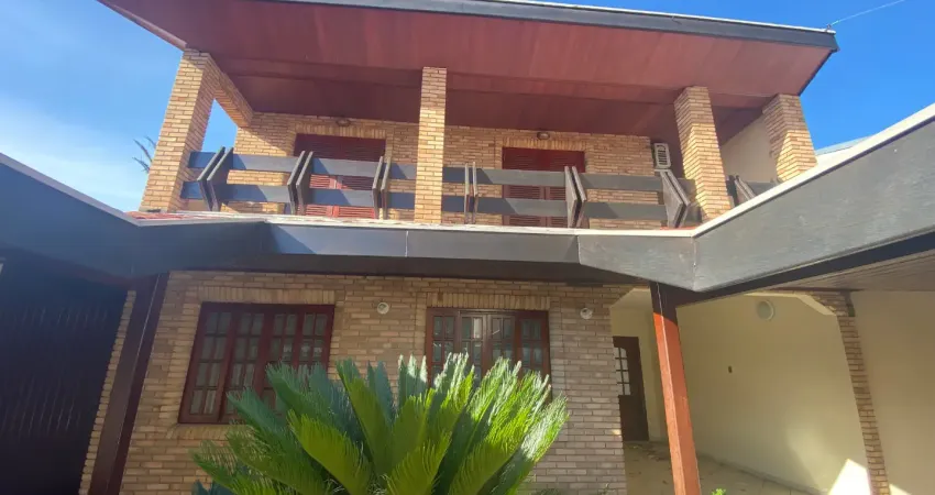 Casa com 4 quartos e suíte  mais edícula .excelente localização