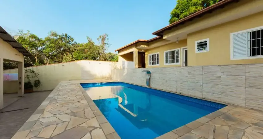 Casa em condomínio para venda com 4 quartos, sendo 1 suíte, 240m²