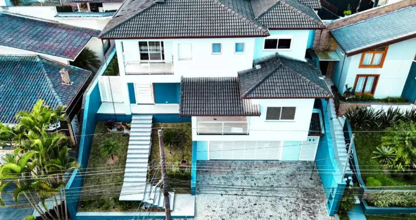 Casa em condomínio para venda com 3 quartos, sendo 1 suíte, 396m²