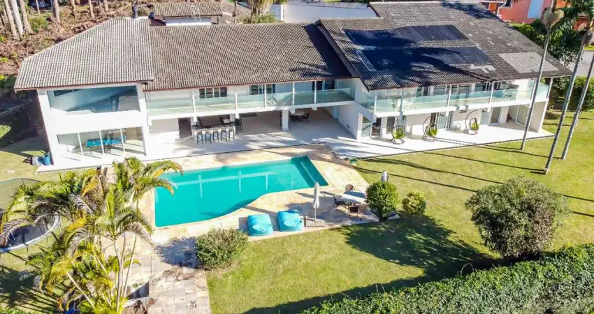 Casa em condomínio para venda com 8 quartos, sendo 8 suítes, 1,100m²