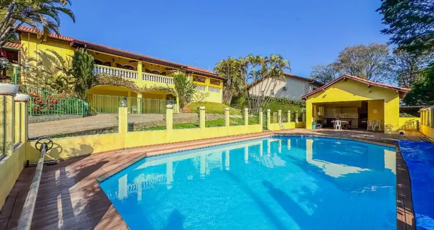 Casa em condomínio para venda com 6 quartos, sendo 4 suítes, 418m²