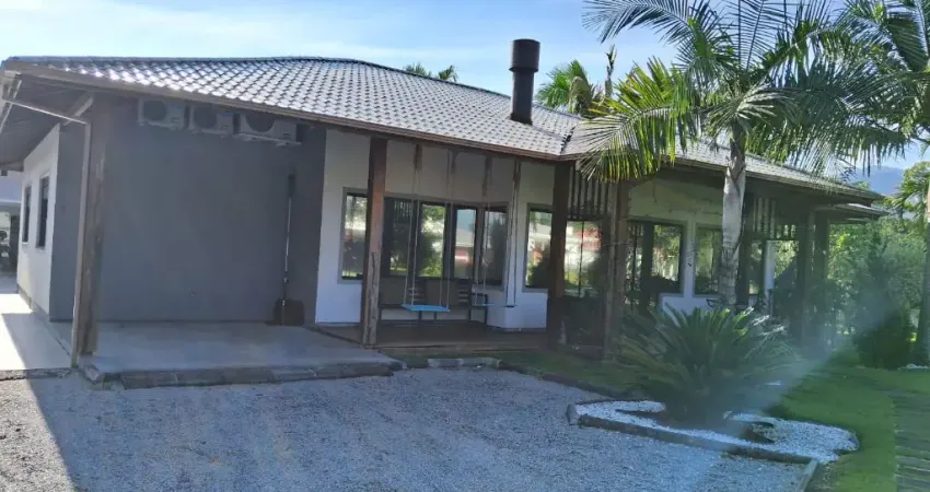 Casa em condomínio | 4 quartos (2 suítes) + 4 vagas