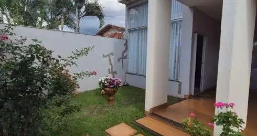 Casa ampla à venda em Rio Verde - GO com 2 suítes, churrasqueira e armários embutidos