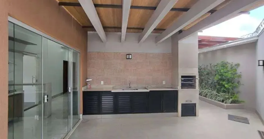Casa á venda com pé direito alto, 3 quartos, armários embutidos em churrasqueira em Rio Verde - GO