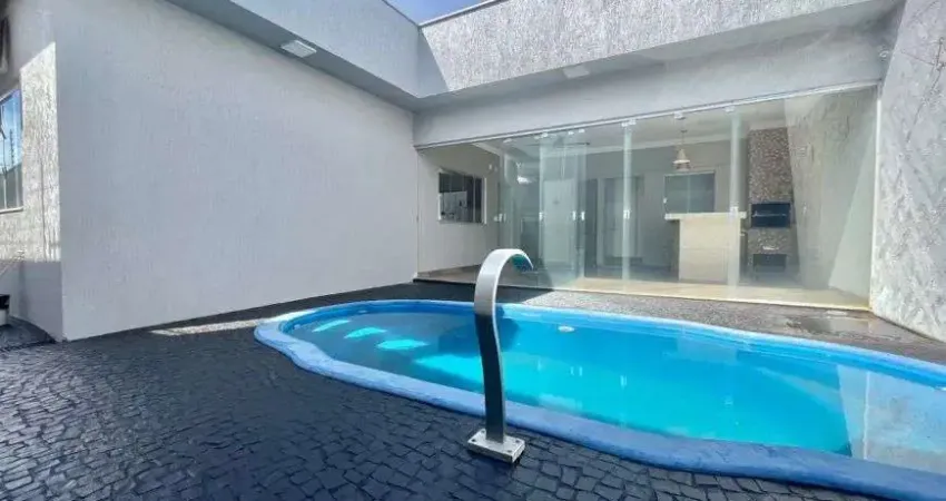 Casa à venda com churrasqueira, 3 quartos, espaço amplo, armários e piscina em Rio verde - GO