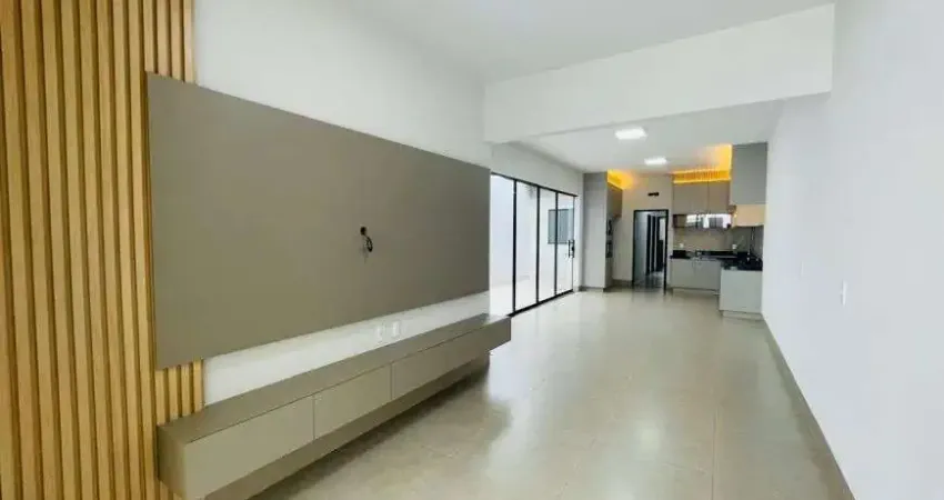 Casa à venda com cômodos espaçosos, 2 suítes e armários embutidos pela residência em Rio Verde - GO