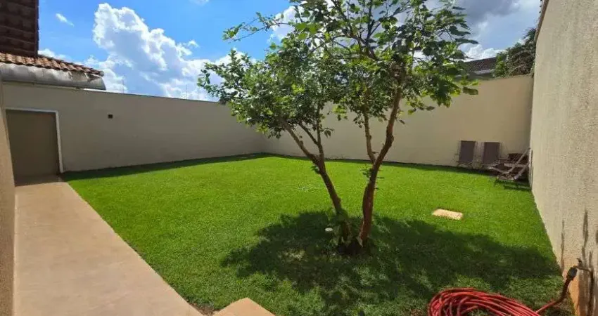 Casa à venda com quintal, espaço amplo, armários e 3 quartos em Rio Verde - GO