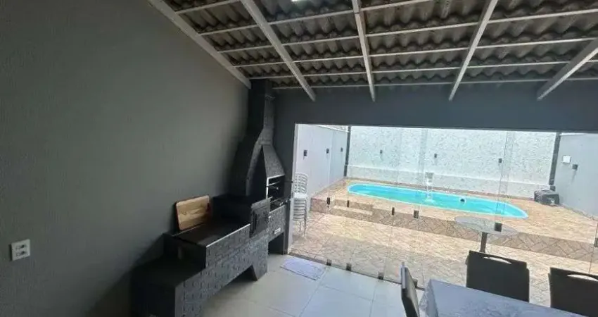 Casa à venda com piscina, churrasqueira e garagem para 2 carros em Rio Verde - GO