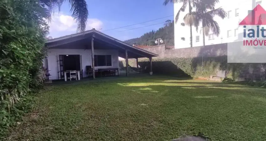 Casa térrea, dois dormitórios, próximo a praia Martim de Sá