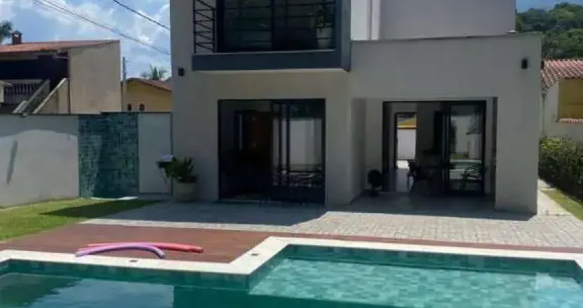 Sobrado Para Vender com 4 quartos 1 suítes no bairro Massaguaçu em Caraguatatuba