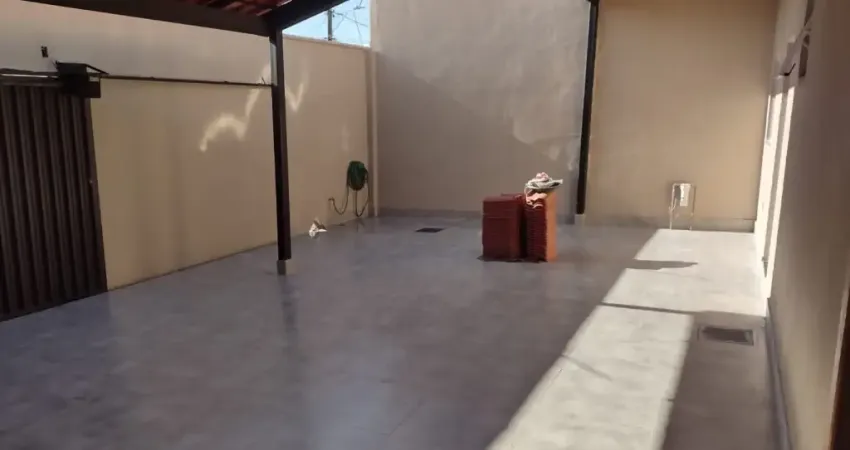 Casa com 4 quartos sendo 2 suítes e 2 semi suítes e mais escritório