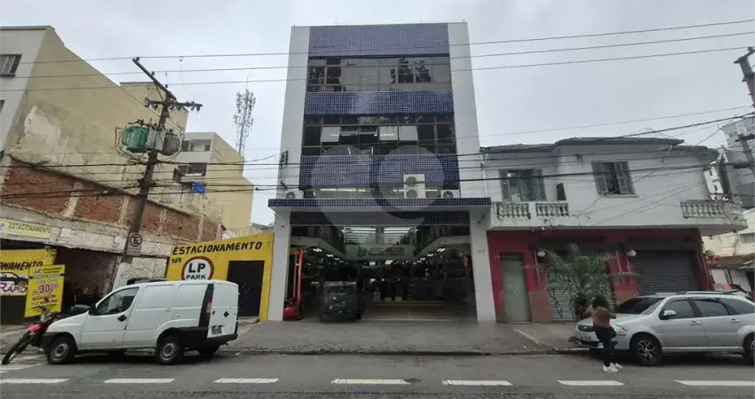 Prédio com 10 salas à venda na Avenida Carlos de Campos, Pari, São Paulo