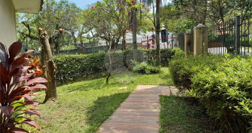 Casa à venda com 4 quartos, sendo 2 suítes, em Morumbi, São Paulo, SP