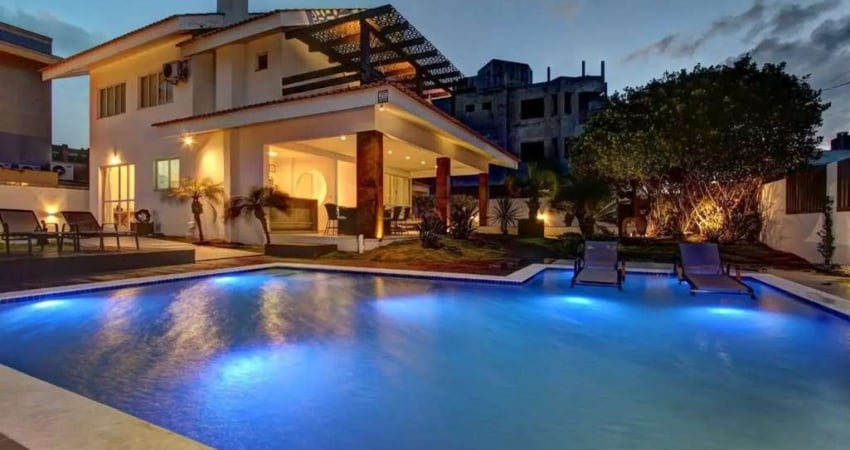Linda Casa de Alto Padrão com Piscina em Mariscal/ Bombinhas - ALUGUEL DE TEMPORADA