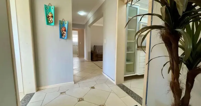 Apartamento com 3 dormitórios na Quadra do Mar em Meia Praia
