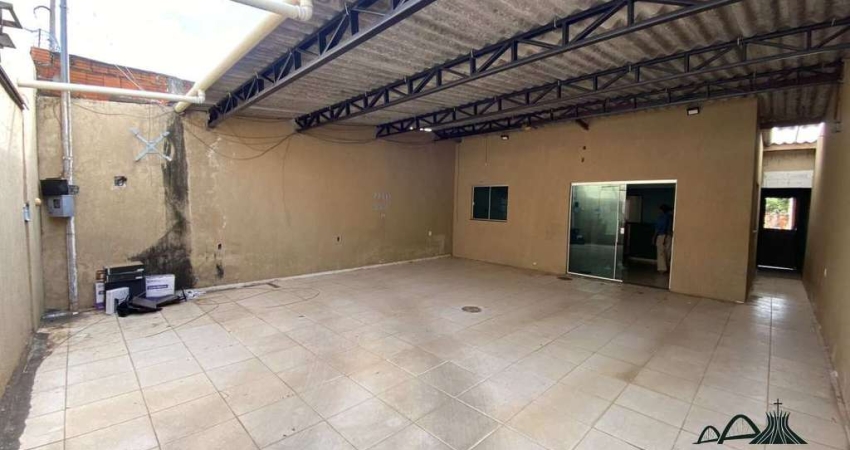 Itapoã: Casa espaçosa, 3 qts e quintal grande