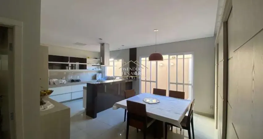 Aproveite a Melhor Localização: Casa 100m do Praia Clube e repleta de armários!