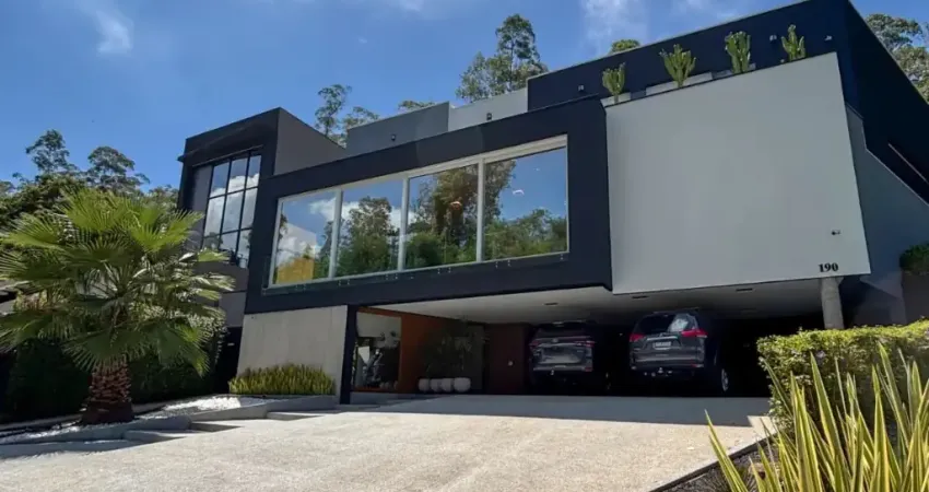 Casa à venda no condomínio Reserva Santa Maria com 5 quartos sendo 5 suítes e 662m²