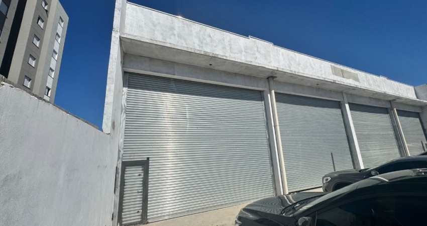 Galpão de 295m² com banheiros e mezanino para locação em Caieras.