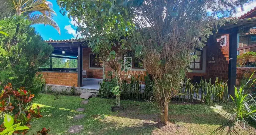 Casa aconchegante com 4 quartos e excelente terraço em condomínio!