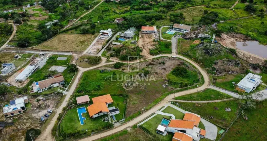 Terreno de 2000m² em excelente condomínio estilo country