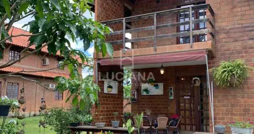 Chalé com 3 suítes em condomínio fechado à 450 m da BR